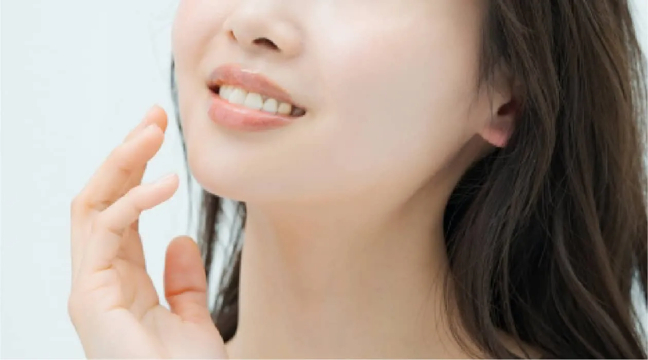白い歯の女性
