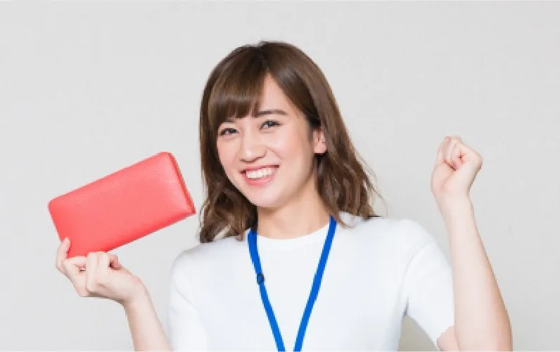 お財布を持って笑っている女性