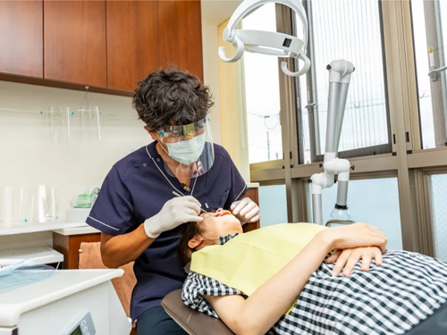 痛みを抑えた矯正治療のイメージ